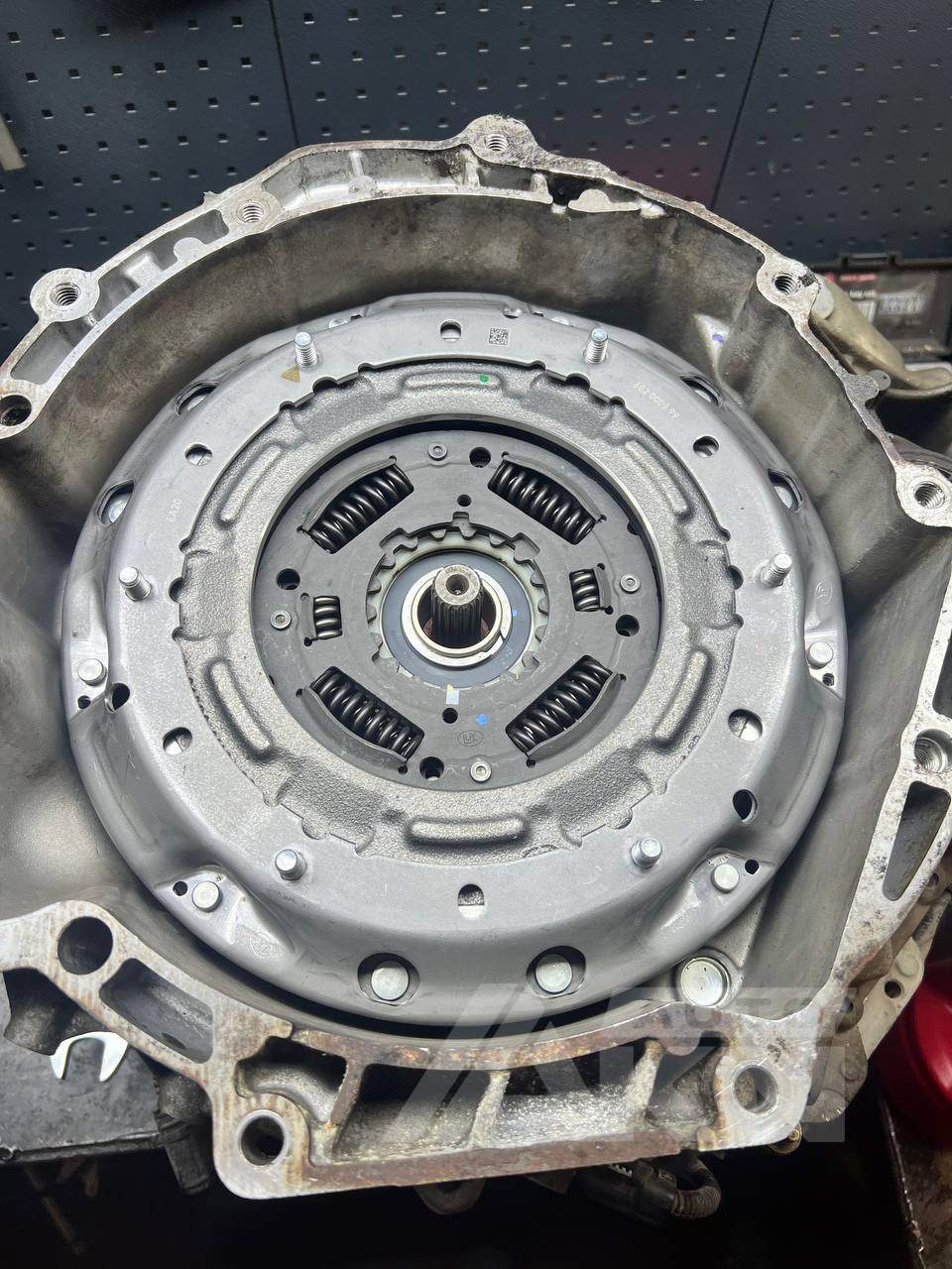 Ford Focus: узел сцепления установлен в корпус коробки передач. AKN Auto — akn-avto.ru.