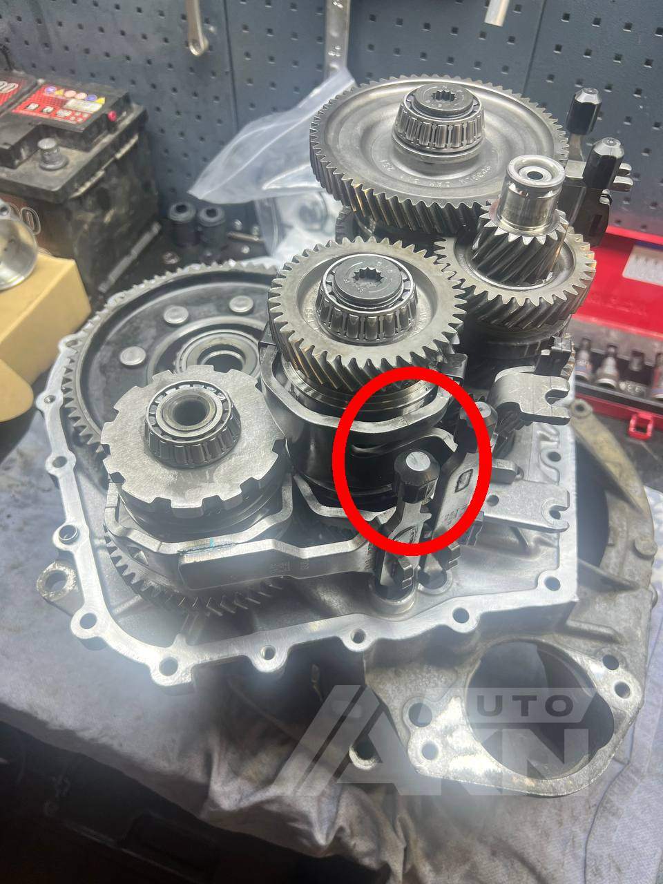 В разобранной коробке DSG DQ200 Volkswagen Jetta TSI 2013 показана установленная вилка переключения шестой и задней передач с пластиковым наконечником под втулку после ремонта в AKN Auto — akn-avto.ru.