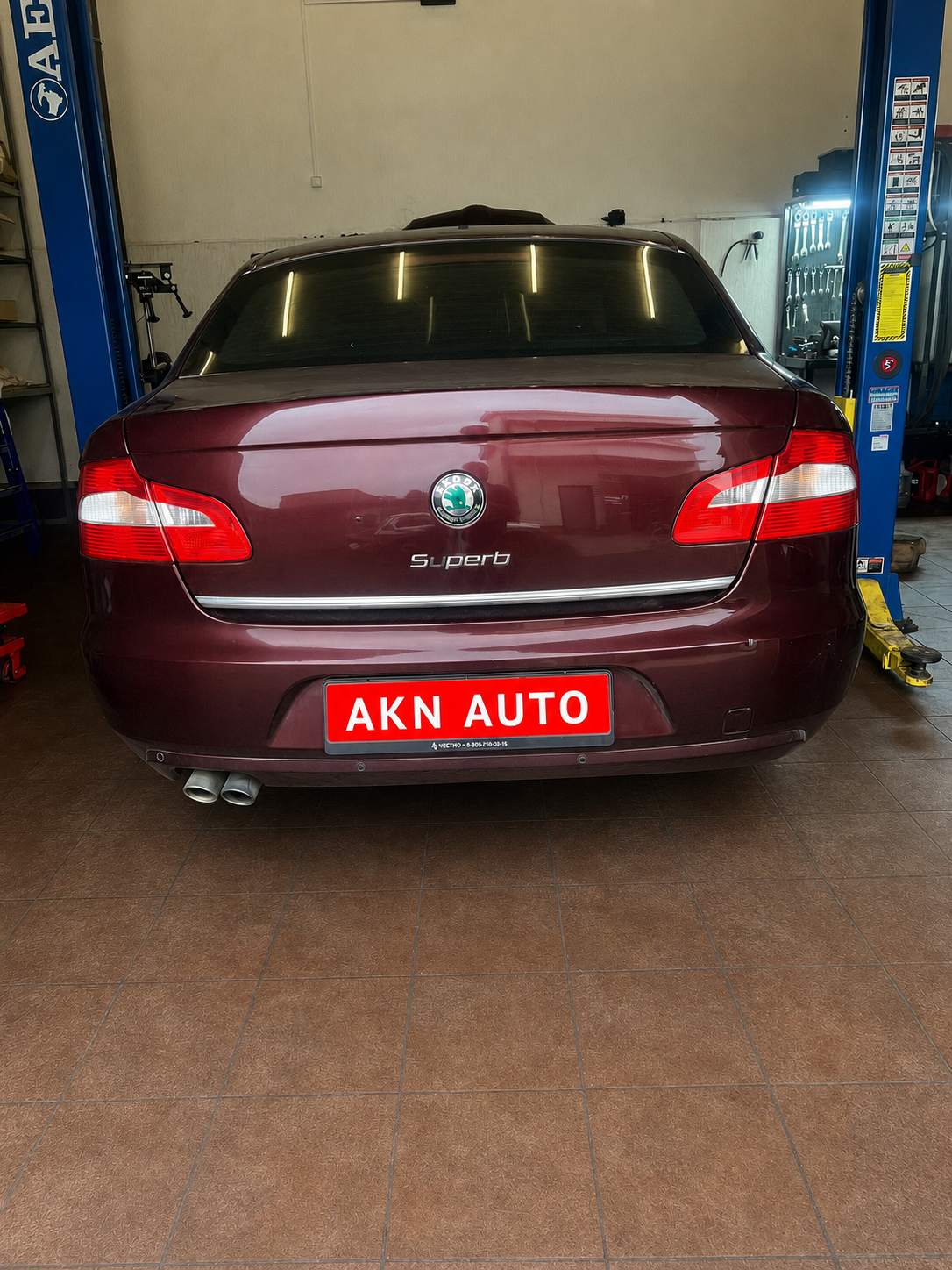 Skoda Superb, вид сзади в ремонтной зоне автосервиса AKN Auto — akn-avto.ru.